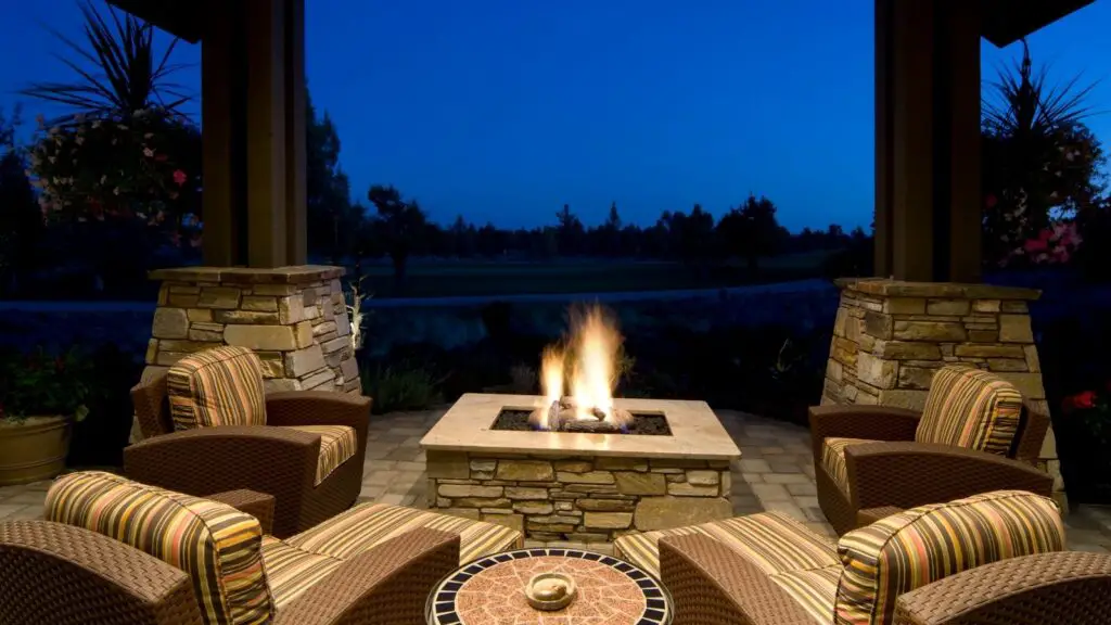 A guide to backyard landscaping ideas with fire pit