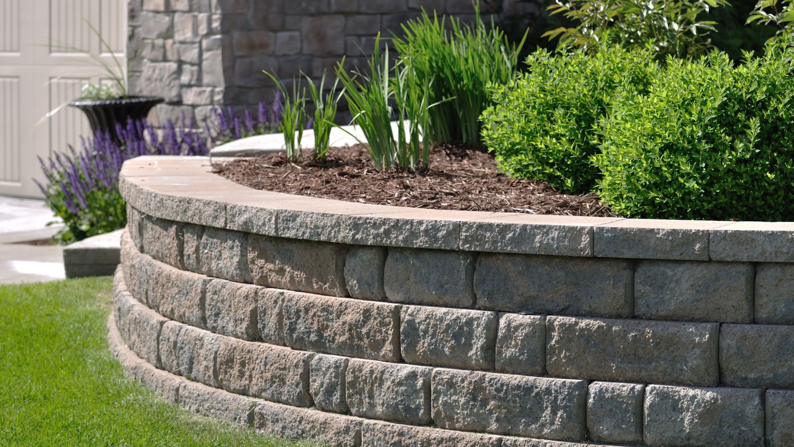 Choosing the Right Retaining Wall Material for Your Project
