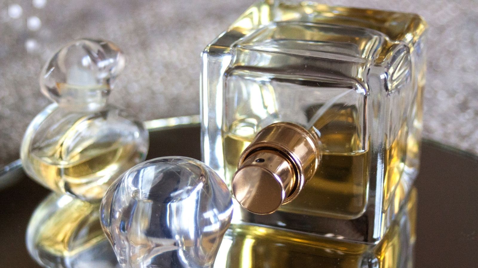 Easy and Affordable Bedroom Perfume Storage Ideas
