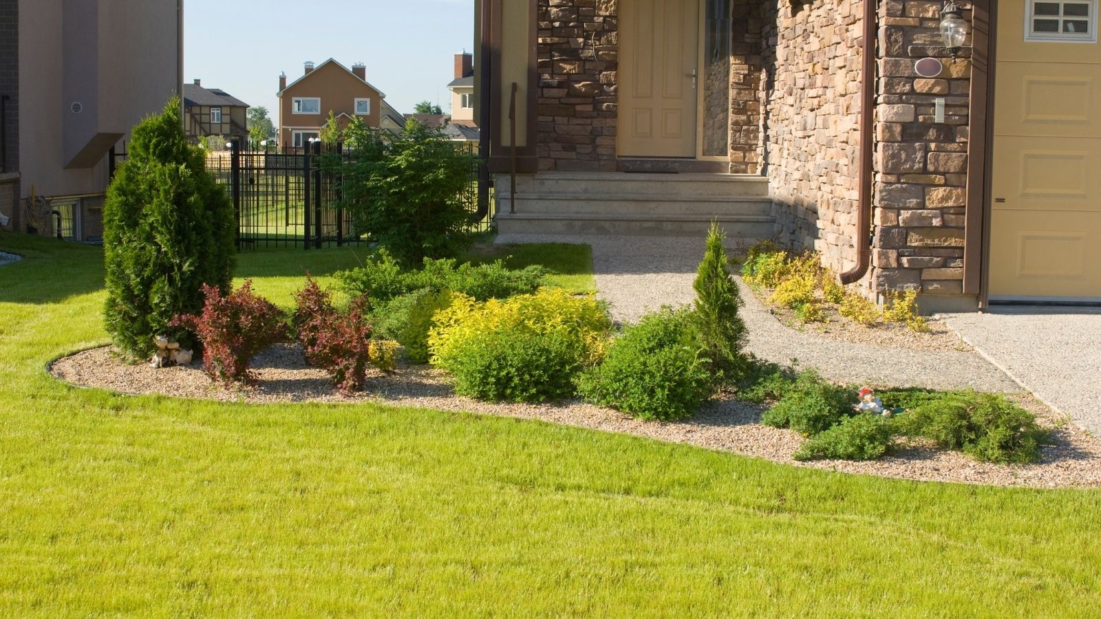 Easy Front Yard Landscaping: Tips For Maintaining Your Yard

